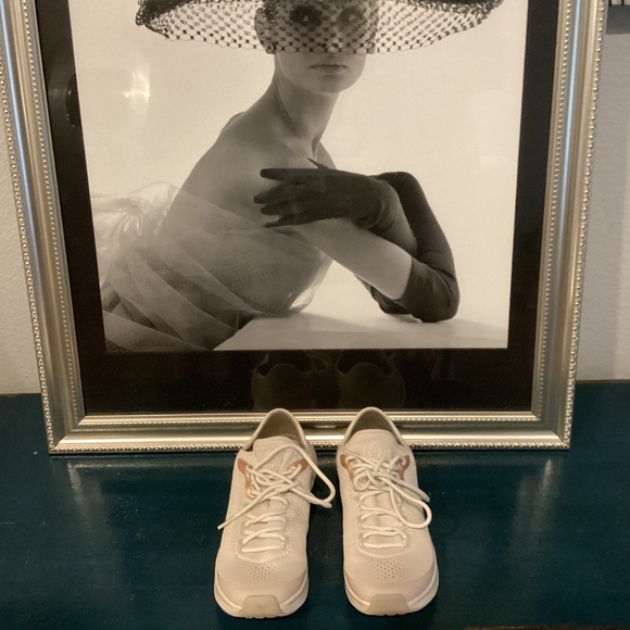 OLUKAI KAHOLO WOMANS TAN/TAPA - Picture 1 of 16